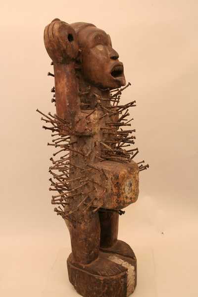 kongo ( Nkondi fétiche), d`afrique : Rép.démoncratique du Congo., statuette kongo ( Nkondi fétiche), masque ancien africain kongo ( Nkondi fétiche), art du Rép.démoncratique du Congo. - Art Africain, collection privées Belgique. Statue africaine de la tribu des kongo ( Nkondi fétiche), provenant du Rép.démoncratique du Congo., 165/445.Très vieille statue fétiche à clous NKONDI.Il représente un esprit anthropomorphe tenant une lance,prêt à punir un esprit ou une personne responsable d